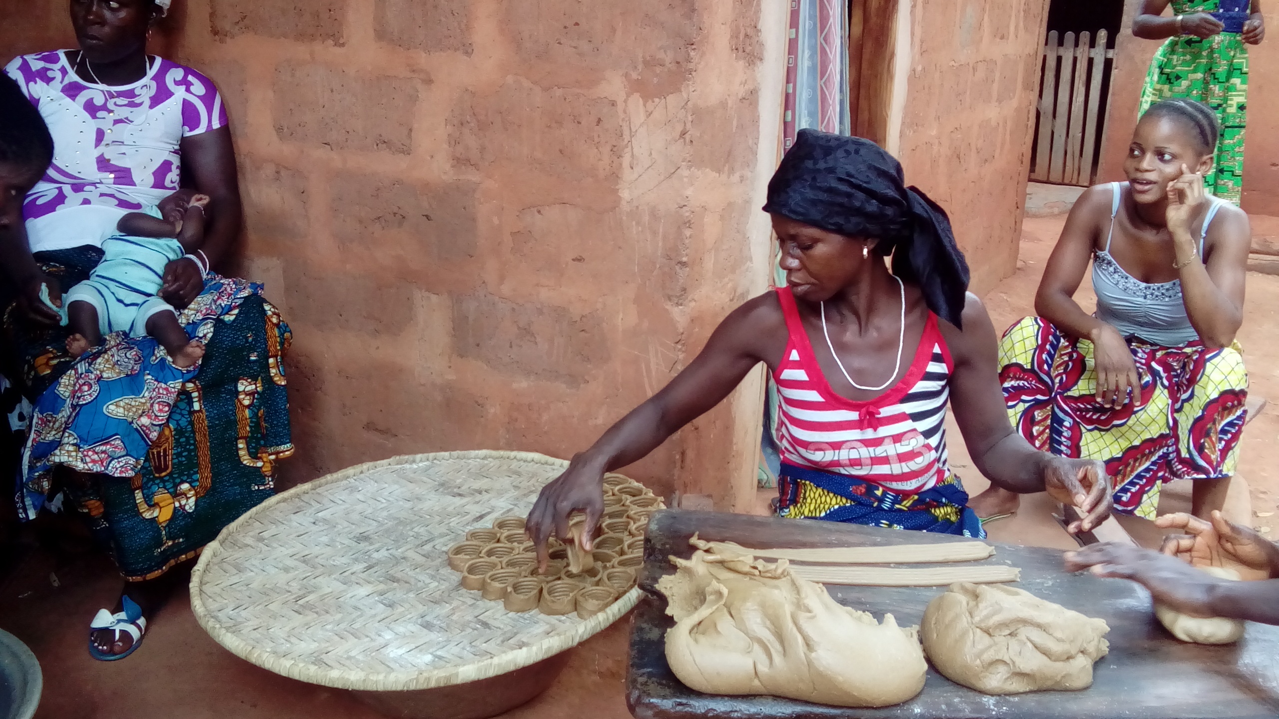 cuma bénin - faconnage gateau arachide